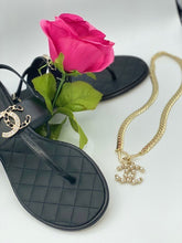 Load image into Gallery viewer, Interlocking CC Logo Pearl Toggle Choker Necklace