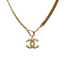 Load image into Gallery viewer, Interlocking CC Logo Pearl Toggle Choker Necklace