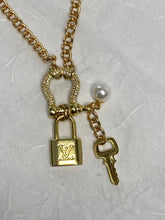Load image into Gallery viewer, Lock & Key Minimalist Rhinestone Pearl Necklace